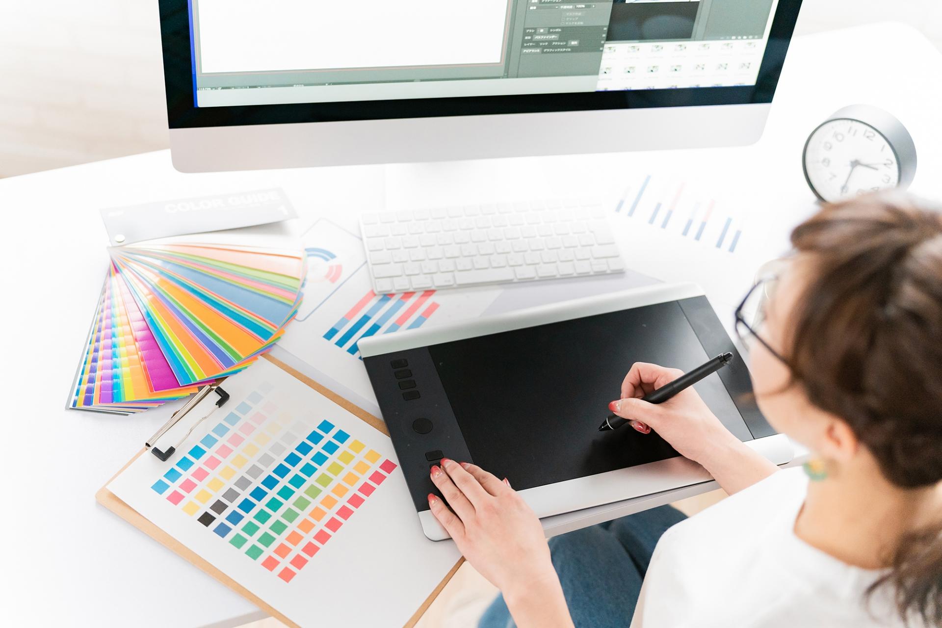 ビジュアルで魅せるグラフィックデザイナーの仕事